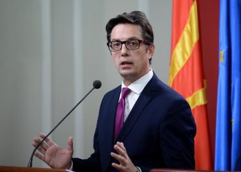“Gati të bisedojmë me Bullgarinë”/ Pendarovski: Por s’do të negociojmë për…