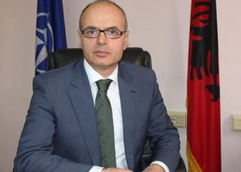 Covid mbërthen edhe Petro Koçin/ Zv.Ministri: “Me kollë, temperaturë, gjilpëra…”