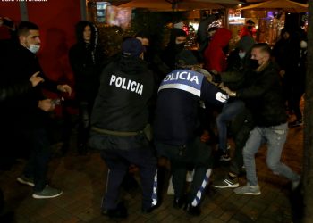 ‘Tre efektivë të plagosur’/ Bilanci i policisë: Arrestohen 25 protestues, 130 të tjerë nën hetim