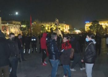 Mbyllet pa tensione dita e gjashtë e protestës/ Protestuesit ishin fare të pakët në numër