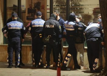 Protesta në Tiranë/ Policia kontroll të rinjve në rrugët e ish-Bllokut