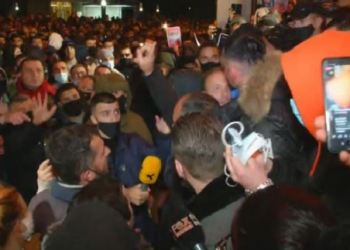 Shkojnë të protestojnë për vrasjen e 25-vjeçarit, plas sherri mes dy këngëtarëve
