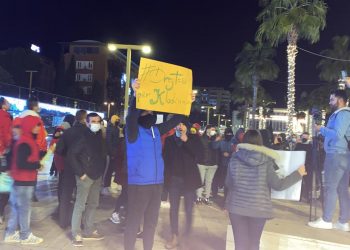 Nis protesta dhe në Durrës/ Sllogani: “Jo dhunës policore” dhe marshim rrugëve të qytetit