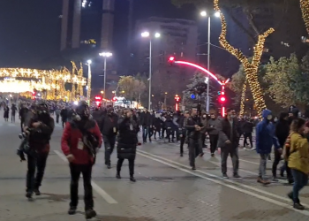 Protesta për Rashën/ Policia përdor gaz lotsjellës për t’i shpërndarë protestuesit, fillojnë shoqërimet