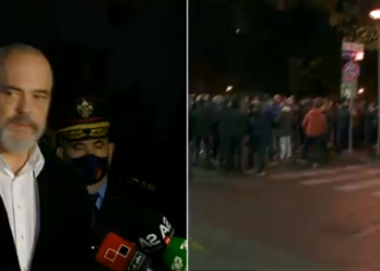 Protestuesit kërkojnë shkarkimin e Ardi Veliut/ Rama shfaqet krah tij: Drejtësinë e halabakërisë kërkoni?!