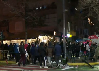 Protestuesit “marrin” në kontroll bllokun, shkatërrojnë çfarë të gjejnë para