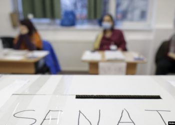 Rumania mban zgjedhjet parlamentare, politikanët bëjnë thirrje që njerëzit të votojnë