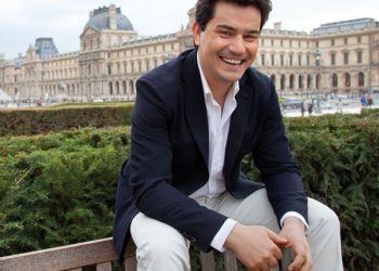 VIDEO/ “Fjalët e qiririt”: Pirgu sjell Naimin në Koncertin e Vjenës për Krishtlindje