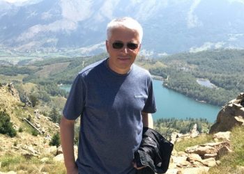 FOTO / Sandër Lleshaj heq kostumin dhe shfaqet sportiv në mal