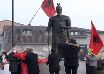 “Çuditë shqiptare me statujat dhe një hero i javës në Kosovë”