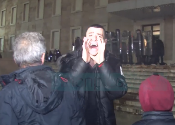 Tjetër VIDEO nga protesta, Stresi lutet: O Ilir Meta ku je? A do e çosh popullin apo jo?