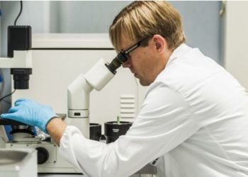 SARS-CoV-2 arrin në tru përmes mukozës së nuhatjes
