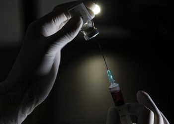 Spanjë, 96-vjeçarja merr vaksinën e parë kundër COVID-19