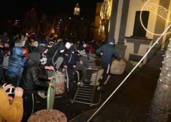 FOTO & VIDEO / Akte vandale në Tiranë, ja si u dhunuan institucionet dhe bizneset