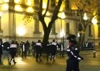 Protestuesit nuk ndalen, fillojnë sulmin ndaj bizneseve. Nisen drejt Policisë së Tiranës