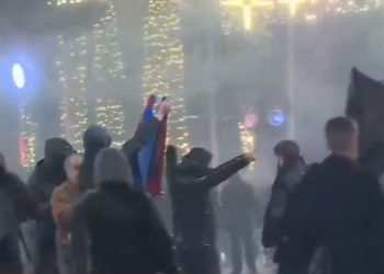 Tensionohet situata në Tiranë/ Protestuesit hedhin shashka në drejtim të policisë
