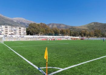 Asistenti i gjyqtarit u godit me gur/ ‘Disiplina’ e FSHF e dërrmon Delvinën