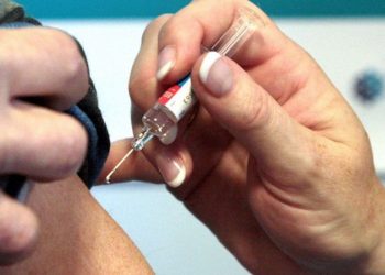 ‘Nis javën tjetër’/ Britania, vendi i parë në botë që miraton vaksinën anti-COVID të Pfizer për përdorim të gjerë