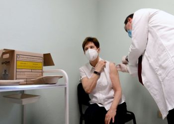 Vaksinimi maratonë i BE-së nis me probleme: Akuza ndaj Rusisë