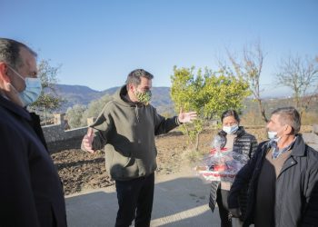 Veliaj i dorëzon shtëpinë familjes Duqi: Asnjë parti nuk e vjedh dot gëzimin e fëmijëve