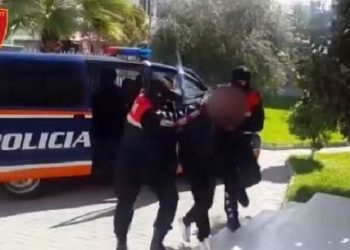 Qëlloi me armë në ajër, arrestohet i riu i shpallur në kërkim në Vlorë (emri)