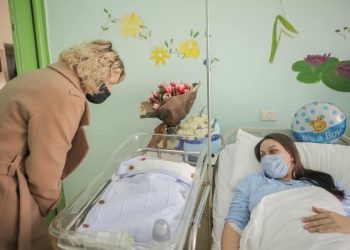 FOTOT / Bashkia e Tiranës dhuron ‘shportën e bebes’, Veliaj: Të porsalindurit, imazh i shpresës për këtë vit të ri
