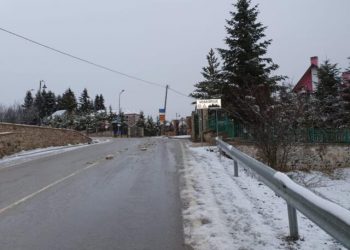 Reshjet e borës ‘pushtojnë’ juglindjen, zbardhet Voskopoja, Dardha dhe qafa e Qarrit