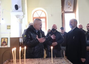Presidenti Meta lutet në Kishën e Shën Athanasit në Selenicë: Shërim të shpejtë të gjithë shqiptarëve të prekur nga COVID-19!