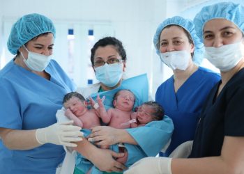 Nëna nga Hasi sjell në jetë trinjakët, Manastirliu: Përfitojnë 360 mijë lekë të reja