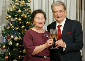 Berishës akoma s’i ka dalë pija, uron veten e tij në ‘Facebook’, “gëzuar të nderuar Znj. Lili dhe doktor”…