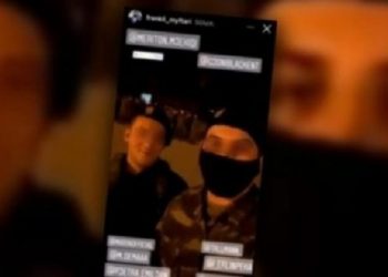 Video që po trazon Greqinë/ Dy të rinj shqiptarë urdhërojnë ushtarët grekë në rresht, thërrasin emrin e…