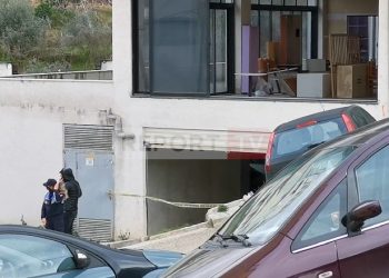 Tritol makinës së një ndërtuesi në Tiranë, mjeti ishte parkuar në garazhdin e pallatit