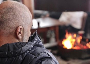 Rama publikon foton pranë oxhakut: Mirëmëngjes, me këtë zjarr të ëmbël malesh me dëborë