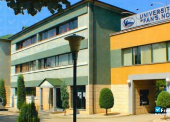 E rëndë në Korçë/ Bie nga çatia, humb jetën pedagogu