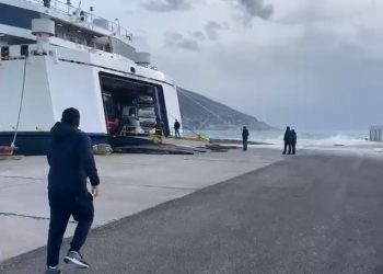 Pas disa orësh qëndrim në det, ankorohet trageti i linjës Brindisi-Vlorë me 160 persona në bord