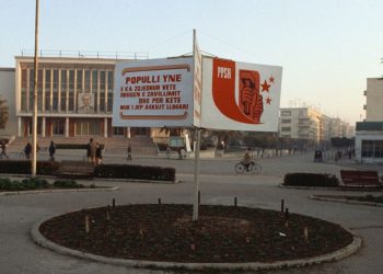 “Guri i fundit i dominosë?”, Amerikanët për Shqipërinë e vitit 1990: Nga 15% të shkolluar në 1944, sot janë 75%…