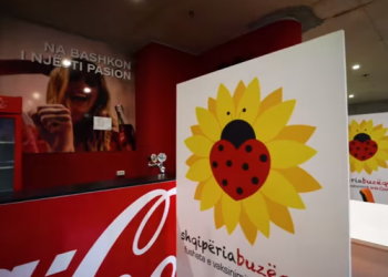 Çdo gjë është gati për vaksinimin e popullsisë, Rama publikon videon nga “Air Albania Stadium”