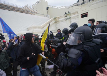 VIDEO/ Momenti kur protestuesit thyejnë kordonin policor dhe futen në Kongres