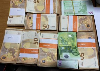 Po kalonte kufirin drejt Greqisë, shqiptarit i bllokohen 50 mijë euro brenda ‘Toyota’-s