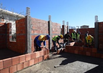 Rrogozhinë/ Plot 260 familjeve u rindërtohet shtëpia, Veliaj: “Po ndërtojmë për t’u lënë trashëgimi fëmijëve shtëpi më të forta”