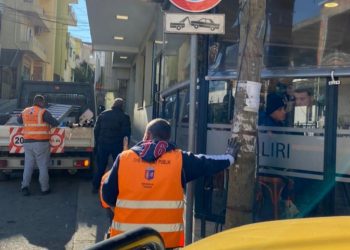 FOTO: E rrallë në Tiranë, Bashkia detyron ‘të fortin’ e lagjes të rivendosë vetë tabelën rrugore që kishte shkulur