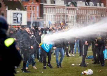 Nuk ndalen protestat kundër shtetrrethimit / Manifestuesit: Masa është e tepërt, infektimet kanë rënë