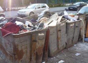 Kronika e qytetit/ Nënë e bijë rrahin komshinjtë për plehrat: Nuk i hedhin në kosh!