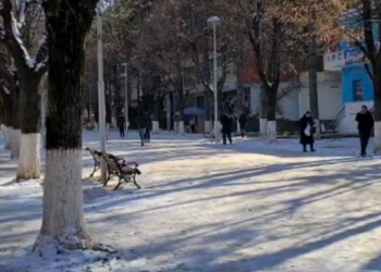 Ndodh në Dibër, mjeku rrëshqet në akull, pëson fraktura të rënda, përfundon tek Trauma