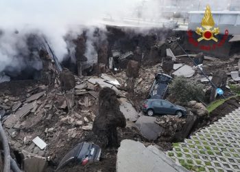 Hapet një gropë gjigande në parkingun e një spitali në Itali