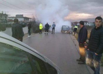 Video/ Merr flakë në ecje makina në aksin Korçë-Pogradec, shpëton mrekullisht shoferi