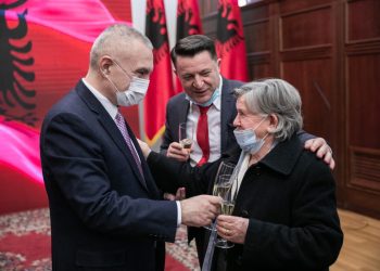 Meta vlerëson me titullin e lartë këngëtarin Ylli Baka: Një ure lidhëse midis këngës polifonike të Jugut dhe asaj toske të Skraparit