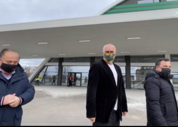 Peleshi nga Korça: Nuk ka kohë për pushim, terminal modern autobusësh, ferma bujqësore dhe rrugë në “Parisin e Vogël” dhe gjithë qarkun