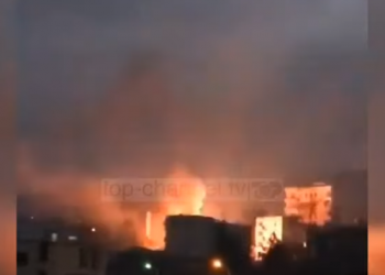 E frikshme në Librazhd/ Shtylla e tensionit të ulët përfshihet nga flakët, rrezik për banorët (VIDEO)