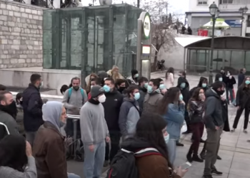 Çfarë po ndodh? Protesta të dhunshme në Athinë, ndërhyn policia